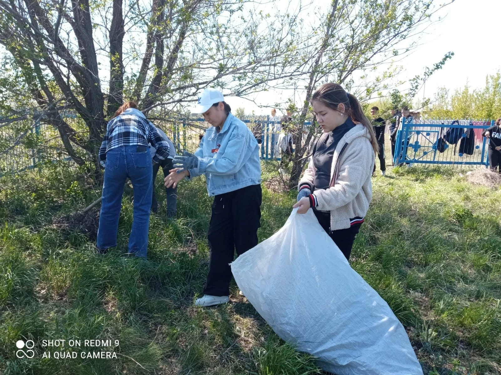 На этой неделе волонтеры нашей школы, учащиеся 8а и 8б, провели уборку территории,где располагался храм с церковно-приходской школой..