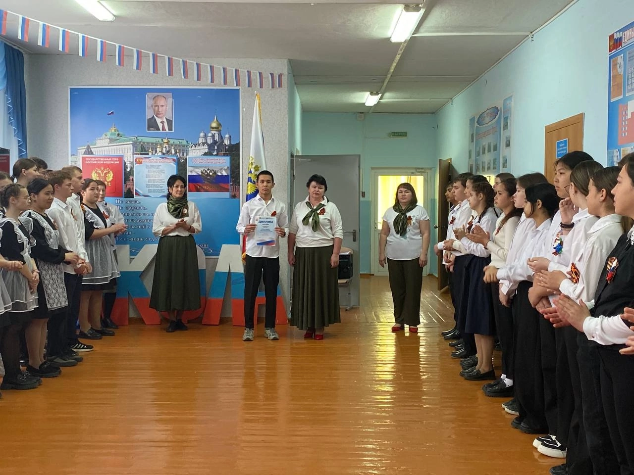 Сегодня прошла линейка, посвящённая празднику Весны и труда..