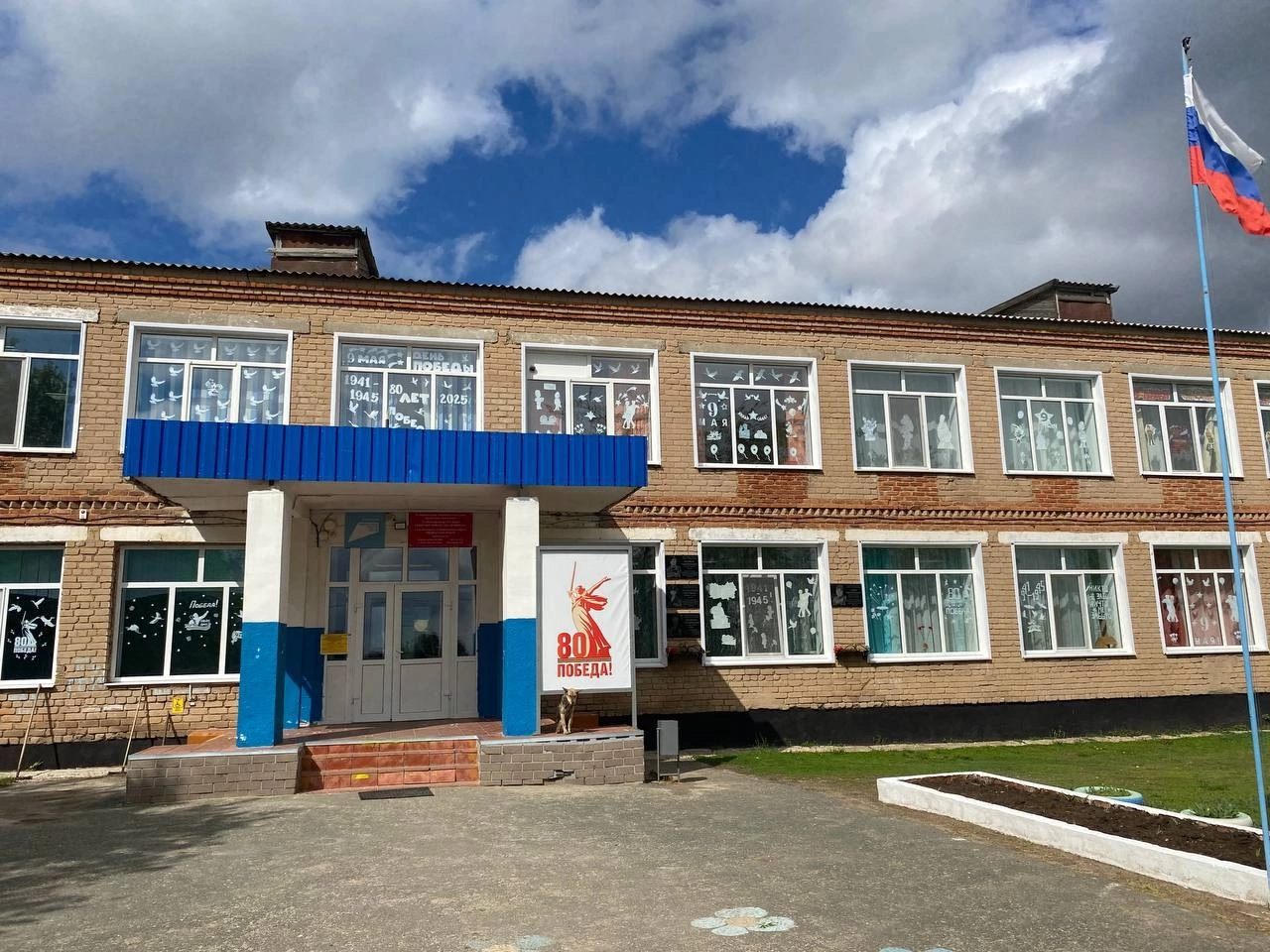 Каждый год в преддверии Дня Победы по всей стране проходит акция «Окна Победы».