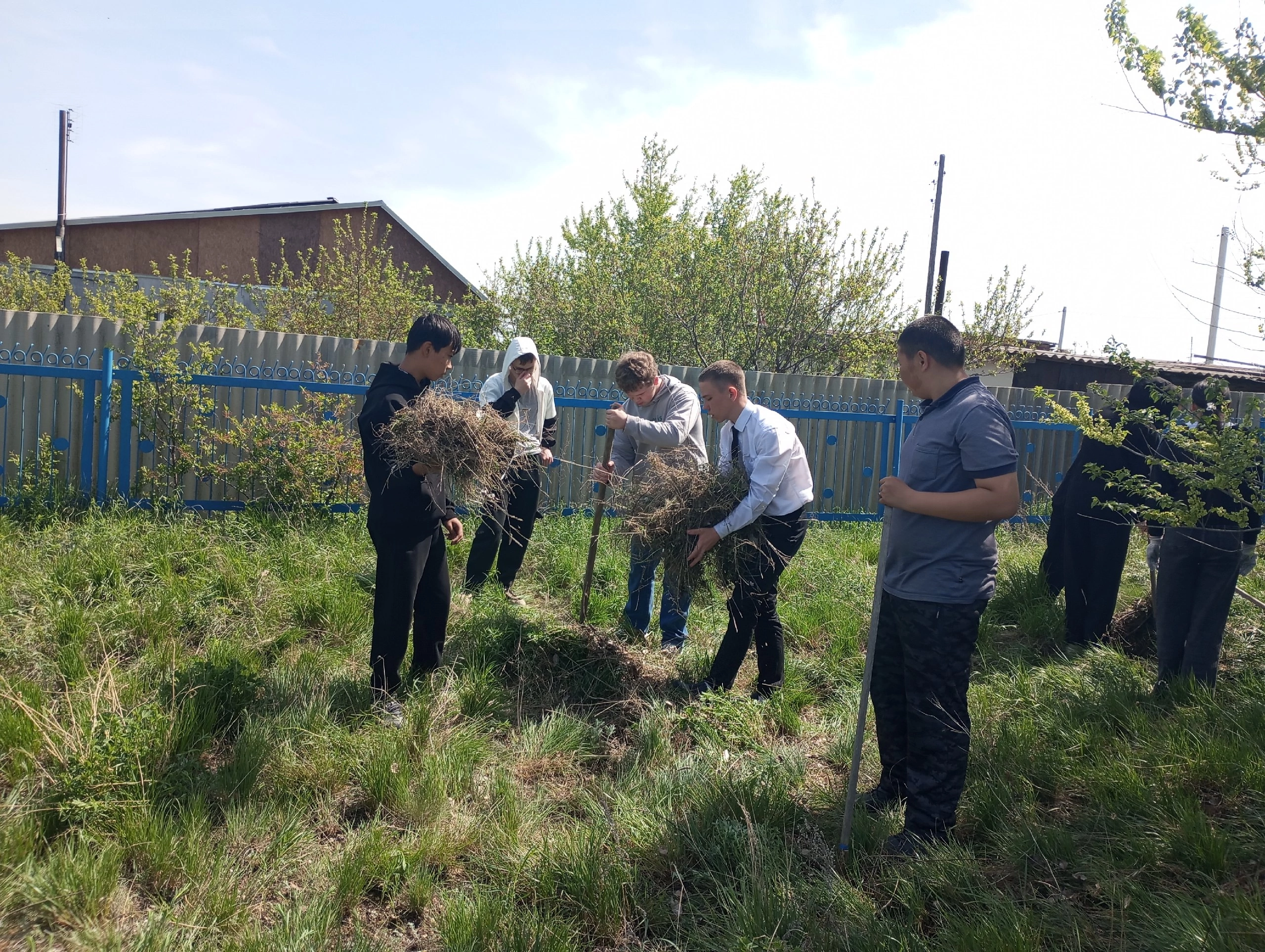 На этой неделе волонтеры нашей школы провели уборку территории,где располагался храм с церковно-приходской школой..
