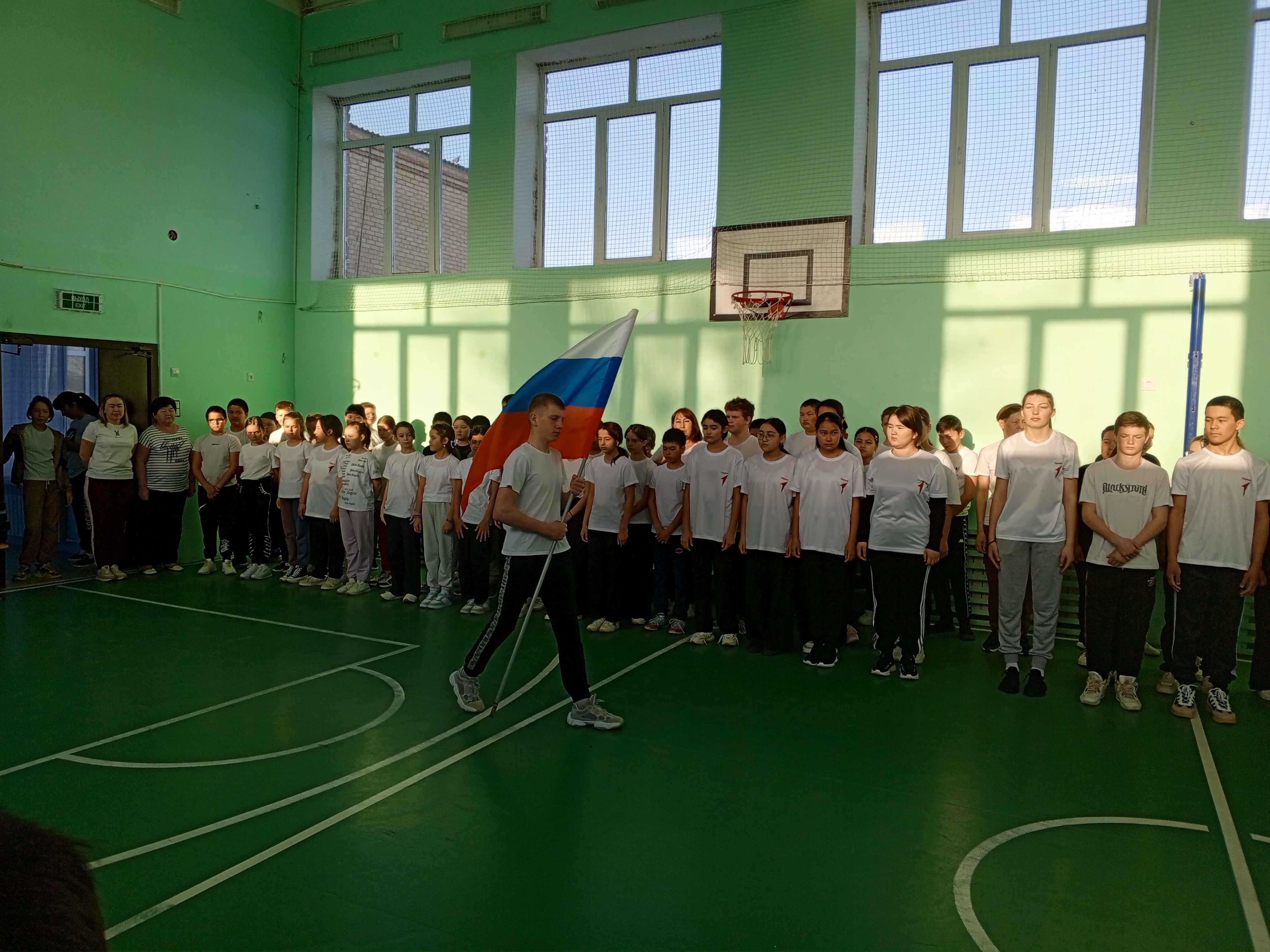 Первый день последней учебной четверти начался традиционно с линейки: с выноса флага РФ и исполнения  гимна..