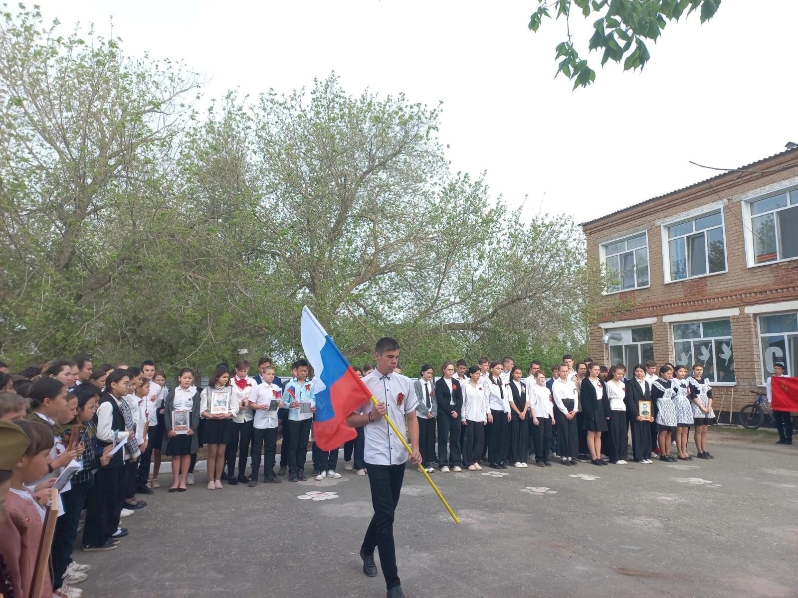 В предверии великого праздника &amp;quot;День Победы&amp;quot; 4 мая обучающиеся и педагоги МОБУ &amp;quot;Саратовская СОШ&amp;quot; приняли участие во Всероссийской акции &amp;quot;Бессмертый полк в школе&amp;quot;.